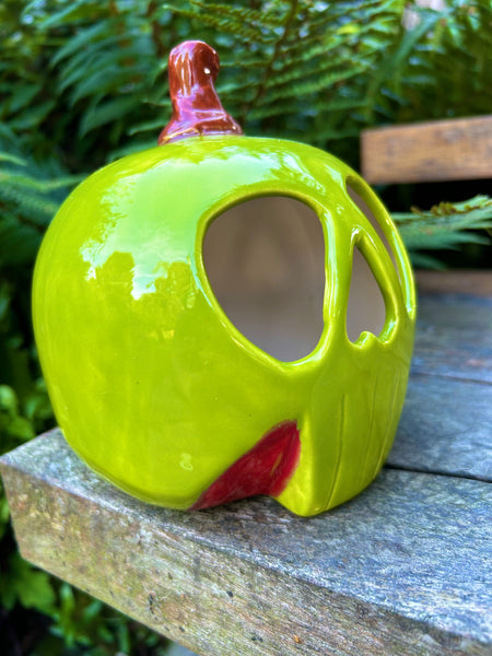 Skull Apple 6” tall 💀🍏